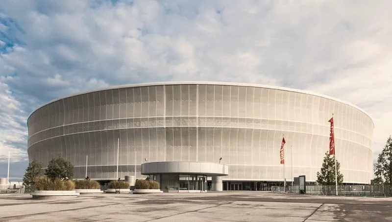 Czy wrocławski stadion spełnia wymagania zamykanego dachu?