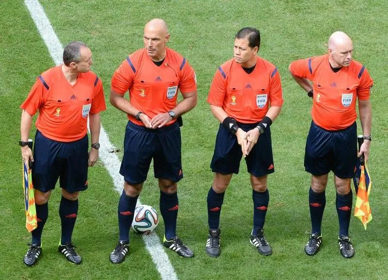 Ile jest sędziów w piłce nożnej i jak wpływają na przebieg meczu?