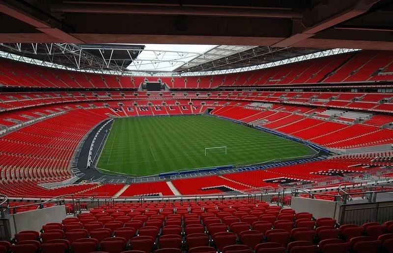 Ile miejsc ma stadion Wembley? Poznaj jego imponującą pojemność!