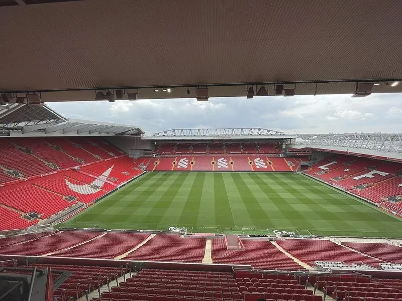 Jak brzmi nazwa stadionu Liverpoolu? Odkryj jego historię i znaczenie