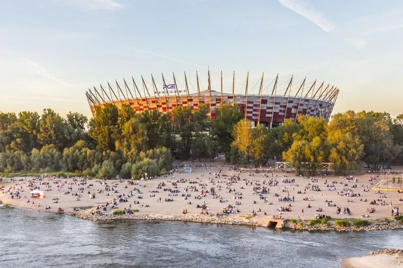 Jak dojechać na plażę w Warszawie obok stadionu? Praktyczny przewodnik