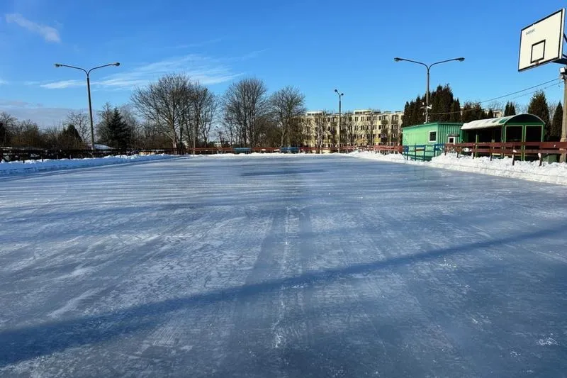 Jak łatwo dotrzeć na lodowisko w Kielcach przy stadionie?