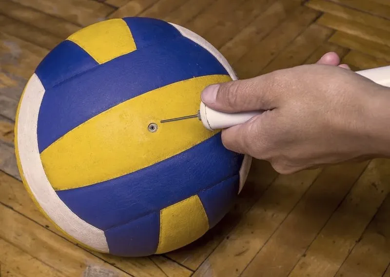 Jak łatwo napompować piłkę nożną bez igły – sprawdzone metody!