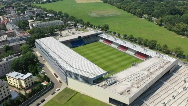 Jak wygodnie dojechać na stadion Cracovii? Praktyczny przewodnik dla kibiców