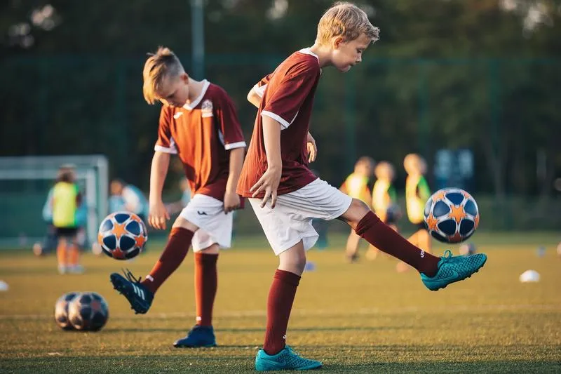 Przewodnik po trikach w piłce nożnej – jak je opanować i zachwycić na boisku