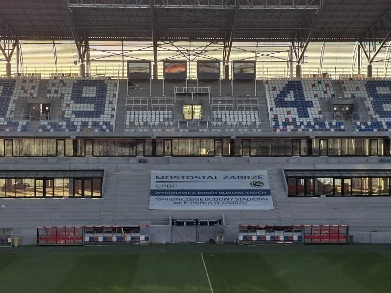 Budowa czwartej trybuny