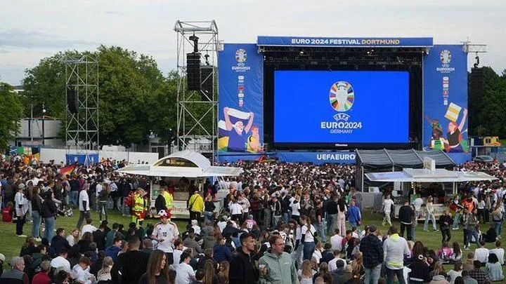 Jak zorganizować strefę kibica koszty i formalności