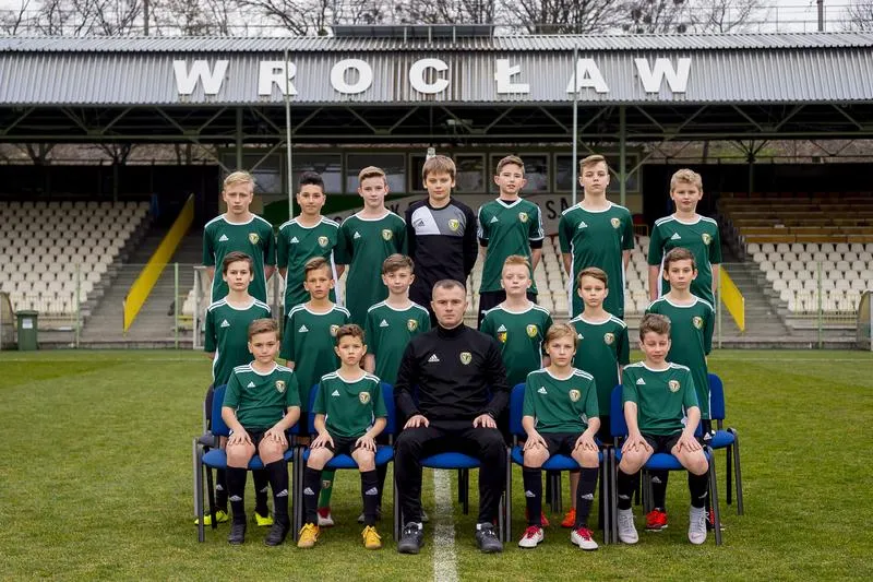 Trener piłki nożnej dzieci